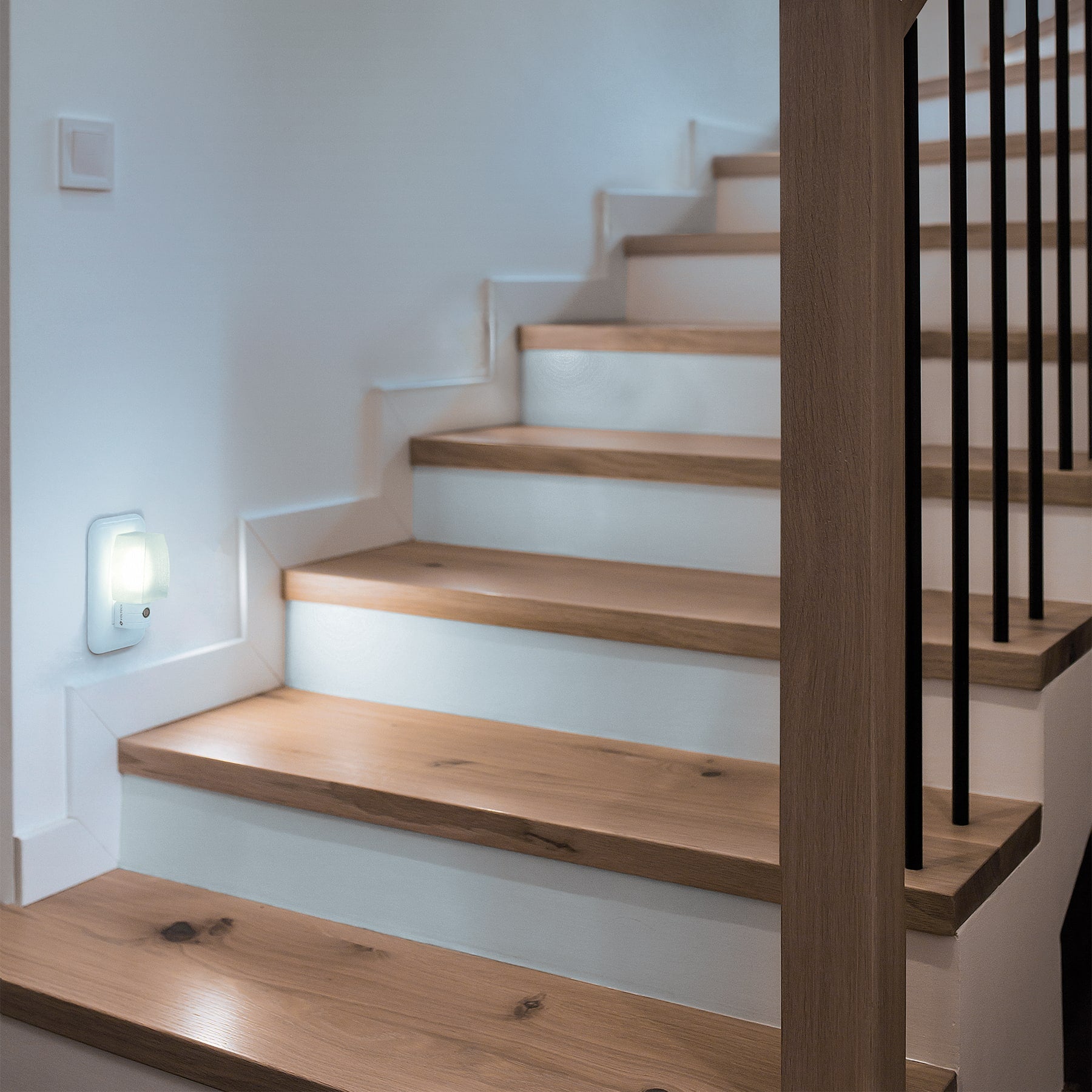 Volteck LUZ-N, Luz de noche con fotocelda, cuerpo de ABS y cubierta de poliestireno